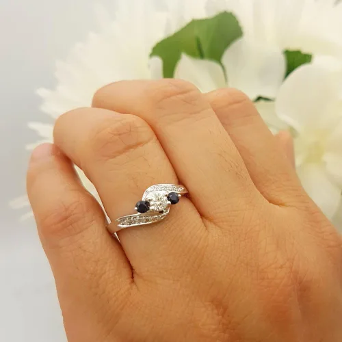 Vista 3 de Dazzlingrock Collection Anillo nupcial redondo de 3 piedras de compromiso con diamantes azules y diamantes blancos de 18 quilates, oro blanco