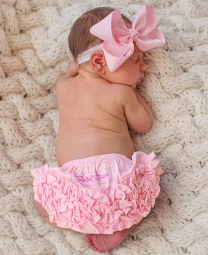 Vista 2 de RuffleButts Bloomer tejido con volantes para bebés y niñas pequeñas