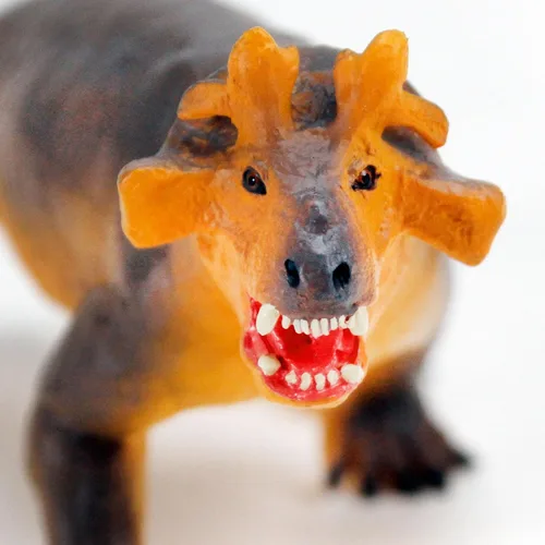 Vista 5 de Safari Ltd. Estemmenosuchus Figura detallada de modelo de 4.5 pulgadas, juguete educativo para niños, niñas y niños a partir de 3 años