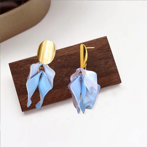 Vista 5 de Aretes colgantes de resina bohemios hechos a mano con pétalos de rosa, aretes largos de acrílico escalonados, aretes de borla floral exagerados