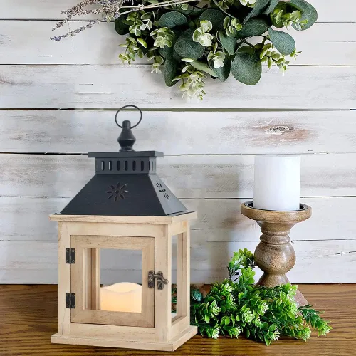 Vista 6 de NEEDOMO Farol de vela de madera de 13 pulgadas para interiores, centro de mesa grande decorativo al aire libre, candelabros rústicos colgantes