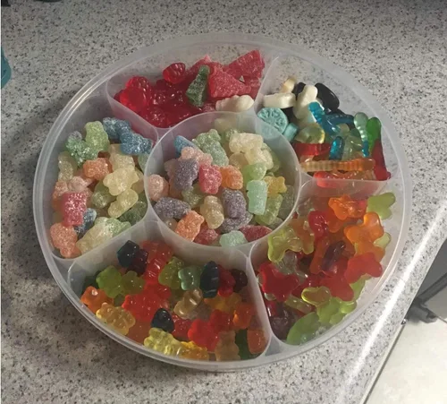Vista 5 de Paquete de 2 recipientes para servir dulces y nueces, bandeja de aperitivos con tapa, 6 compartimentos redondos de plástico para almacenamiento