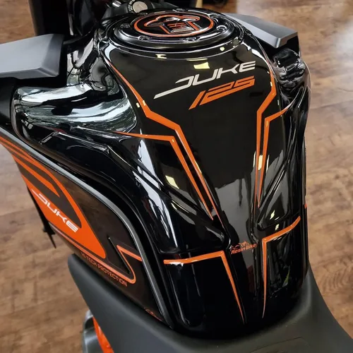 Vista 4 de Adhesivos de resina para motocicleta 3D compatibles con KTM Duke 125 2021 2022. Protección del tanque contra impactos y arañazos. Adhesivos