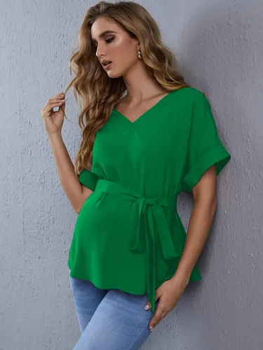 Vista 3 de OYOANGLE Blusa de maternidad de manga corta con cuello en V y cinturón para mujer