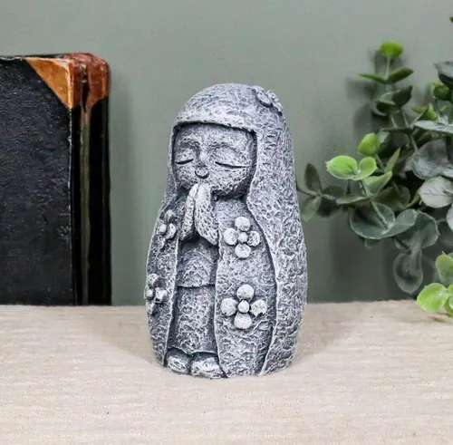 Vista 2 de Ebros Gift Buda Ksitigarbha Bodhisattva Bosatsu Niña Monje Orando con Ropa Floral Figura decorativa Budismo Altar Escultura Talismán de Protección