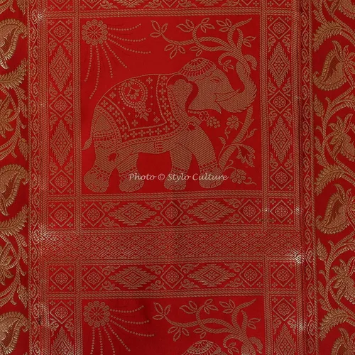 Vista 3 de Funda de almohada tubular cilíndrica de polidupion, diseño de elefante con borde de brocado rojo (1 unidad), 30 x 15 pulgadas (29.9 x 15.0 in)