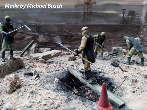 Vista 8 de ICM 35903 Figura de plástico Modelo Chernobyl#3. Limpiadores de escombros (5 Figuras) - Escala 1:35