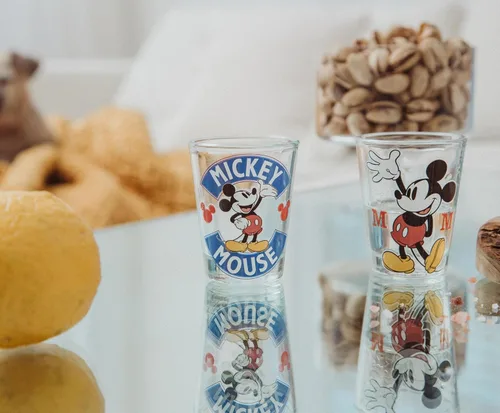 Vista 6 de Disney - Juego de 6 vasos de chupito de whisky vintage de Mickey Mouse de 2 onzas, para el hogar