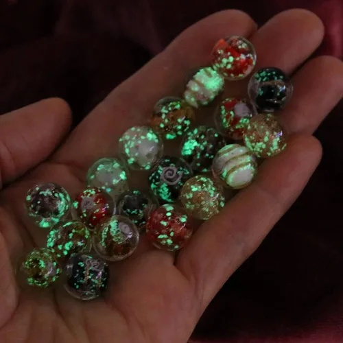 Vista 10 de Artsy Crafts - 20 cuentas surtidas de luciérnaga que brillan en la oscuridad de 0.47 pulgadas (0.472 in), cuentas de vidrio luminosas para hacer