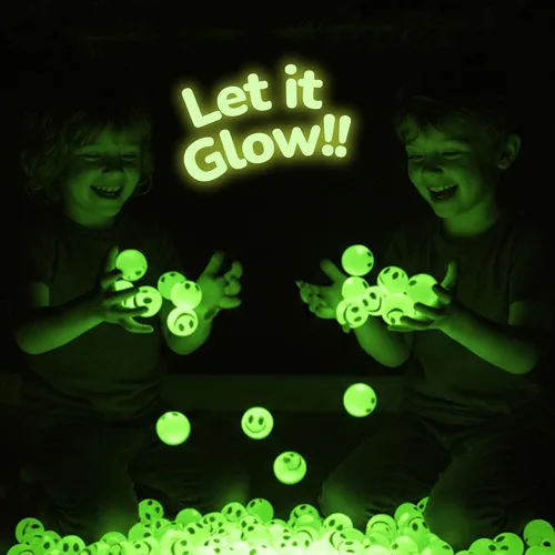 Vista 4 de ArtCreativity 36 bolas hinchables verdes con cara sonriente que brillan en la oscuridad, paquete a granel de 36, bolas de rebote de 1 pulgada