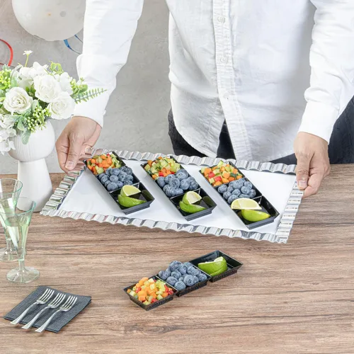 Vista 5 de Restaurantware Bandejas de salsa de 7.5 x 2.5 pulgadas, 100 platos desechables divididos para servir, tapas se venden por separado, de plástico Negro