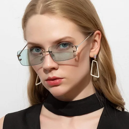 Vista 4 de Laurinny Gafas de sol rectangulares retro para mujeres y hombres, gafas sin montura de los años 90, lentes teñidas de metal, color caramelo