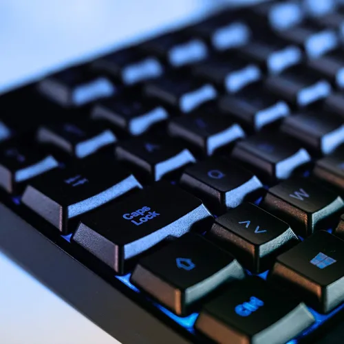 Vista 8 de KLIM Chroma - Teclado USB RGB para juegos, teclado de computadora con cable para PC, membrana, resistente al agua, duradero, respuesta de 2 ms