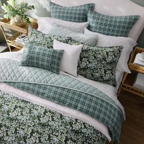 Vista 4 de Laura Ashley - Juego de edredón King, ropa de cama de algodón suave y reversible, juego de cama de peso medio de 7 piezas con fundas de almohada a