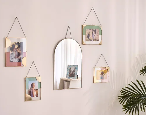 Vista 8 de Marco de fotos dorado para colgar, se adapta a fotos de 5 x 7 y 4 x 6, decoración de pared decorativa de latón, marco de vidrio moderno con cadena