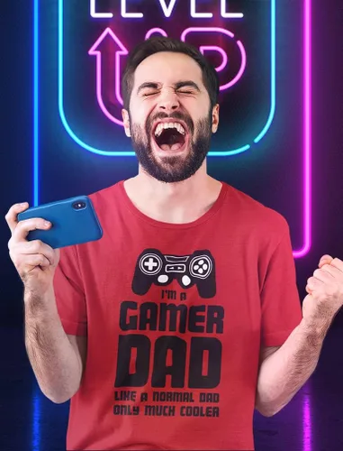 Vista 4 de Camiseta con texto en inglés "I'm a Gamer Dad", regalos para videojuegos, hombres, marido, papás, ideas de regalo, divertidas camisetas para el Día