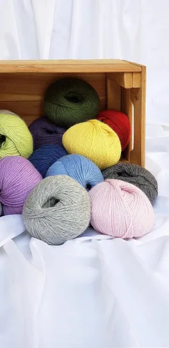 Vista 5 de Juego de 3 madejas de hilo de lana de alpaca 100% peso DK - Celestialmente suave y perfecto para tejer y hacer crochet (Rojo frambuesa, DK)