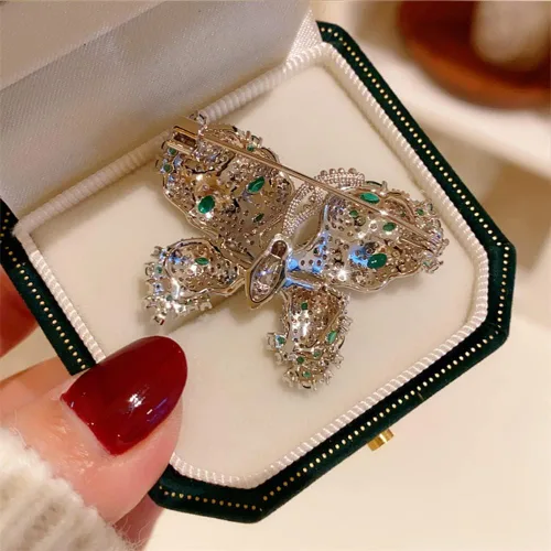 Vista 2 de Delicados broches de mariposa verde esmeralda con circonita cúbica, broche de lujo con cristales brillantes clásicos para bodas, fiestas, banquetes