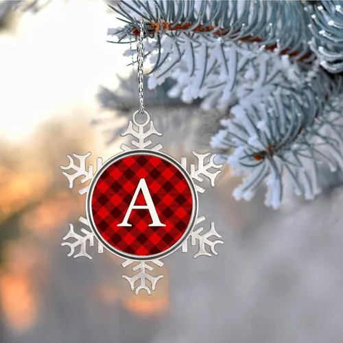 Vista 5 de Adorno de copo de nieve de letra A con inicial de copo de nieve, adorno de monograma a cuadros rojos para decoración de árbol de Navidad, adornos