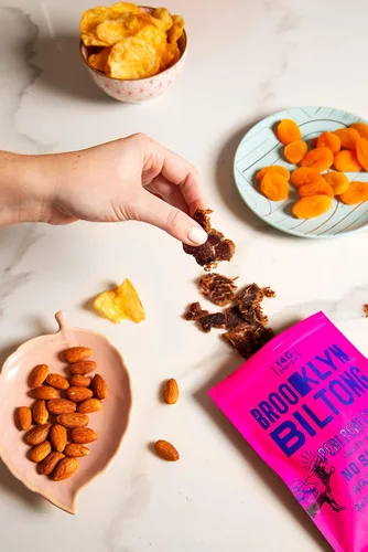 Vista 8 de Biltong Beef Jerky - Carne seca sazonada alimentada con pasto - Peri Peri de 2 onzas, paquete de 3