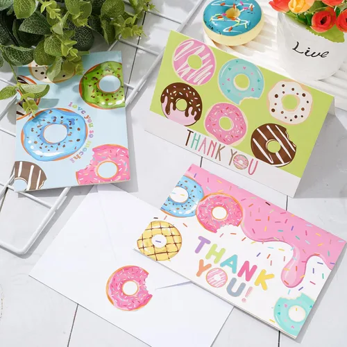 Vista 5 de AnyDesign Paquete de 36 tarjetas de agradecimiento en forma de dona con calcomanías de sellos, sobres surtidos de dibujos animados, tarjetas