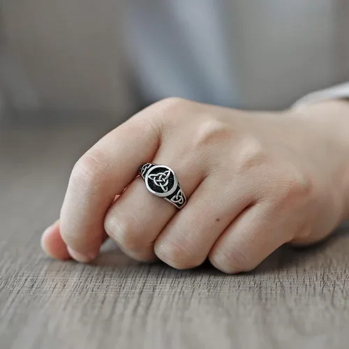 Vista 2 de HZMAN Triquetra Trinity Knot Anillo de acero inoxidable con nudo celta irlandés
