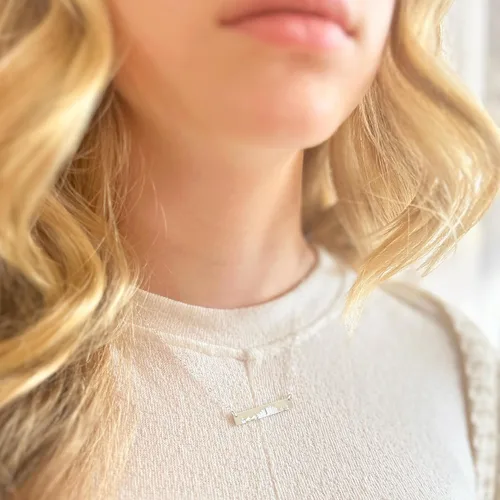 Vista 2 de Danique - Collar de barra de perfil personalizado con diseño de ciudad natal, plata de ley u oro de 14 quilates, NYC, Boston, Chicago, San