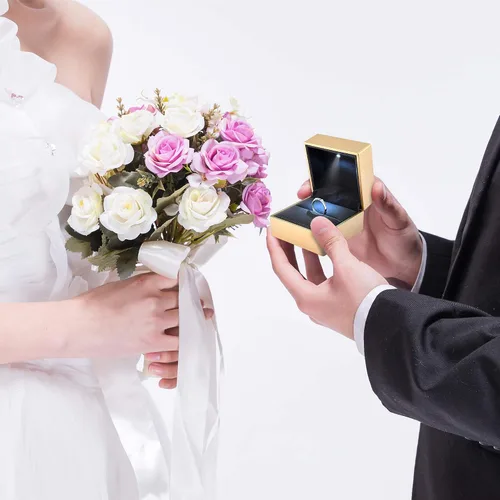 Vista 9 de Yeshom Caja de anillo LED para joyería, propuesta de compromiso de boda, anillo de oído iluminado, estuche colgante dorado