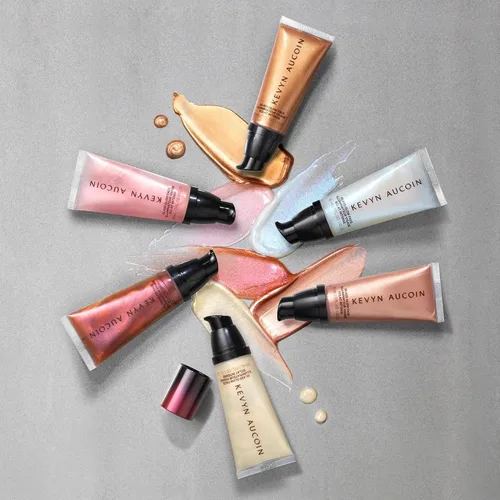 Vista 6 de Kevyn Aucoin Glass Glow Face: resaltador húmedo universal multiusos para rostro y cuerpo. Crea una piel hidratada brillante de aspecto juvenil