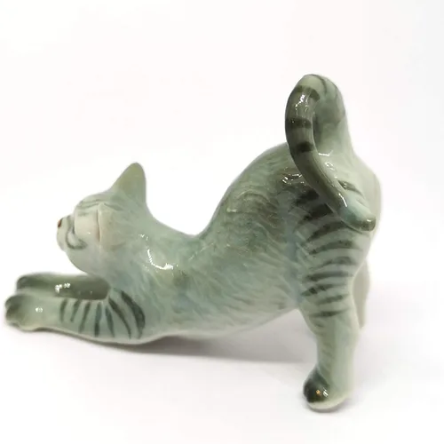 Vista 2 de Figura coleccionable de gato de cerámica cerámica miniatura gris pintado a mano