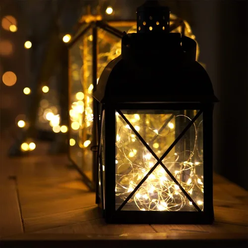 Vista 4 de Homemory Paquete de 2 guirnaldas de 100 luces LED de 33 pies, funciona con pilas, con control remoto, impermeable, 8 modos de luciérnaga, luces