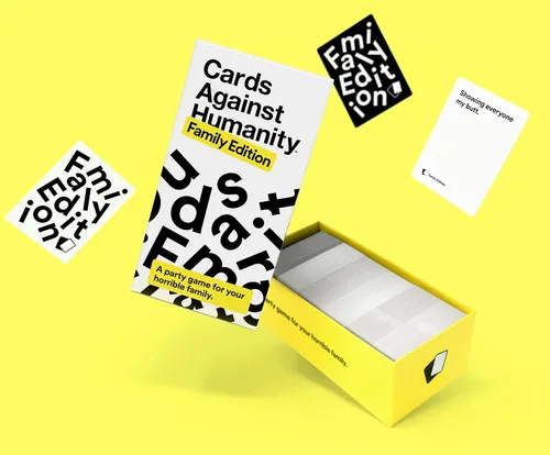 Vista 4 de Cards Against Humanity: Edición familiar • A partir de 8 años • Un juego de fiesta para tu horrible familia