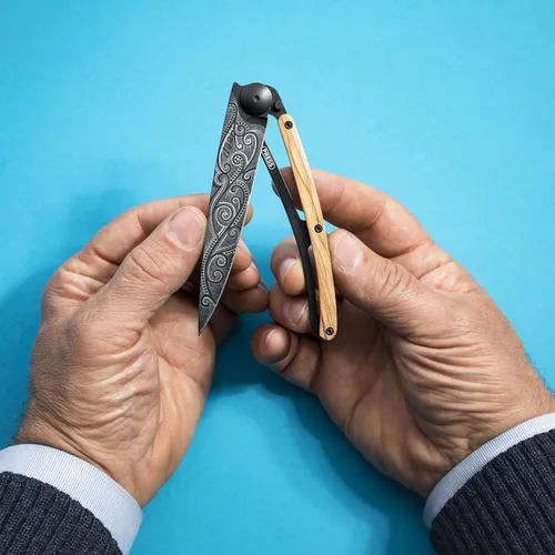 Vista 8 de deejo - Navaja de bolsillo plegable 37G con clip para cinturón - Diseño pacífico, hoja de acero inoxidable de 3.7 pulgadas, acabado de titanio