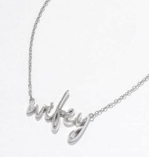 Vista 5 de MORGAN & PAIGE .925 Sterling Silver Rhodium or 18K Yellow Gold Plated Statement Dainty Necklace for Women, Hypoallergenic Wifey Cursive Pendant