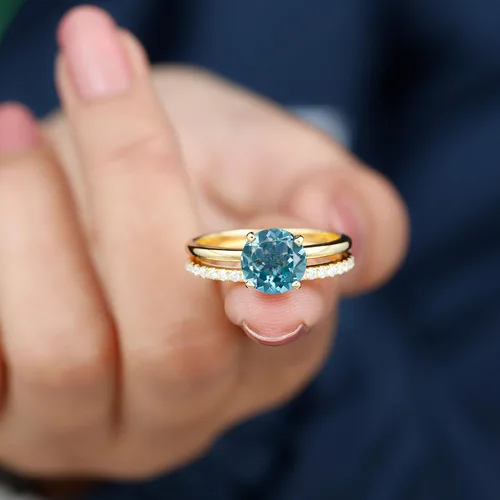 Vista 4 de Juego de anillos de boda solitario de topacio azul Londres de 2 quilates con moissanita, topacio y moissanita, juego de anillos de novia de topacio