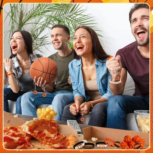 Vista 5 de Aoriher Regalos de fiesta deportiva de baloncesto para niños, 15 juegos de pulseras deportivas de silicona, mini bola antiestrés, llavero temporal