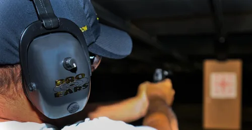 Vista 2 de Pro Ears – Pro Mag Gold – Protección y amplificación auditiva electrónica – NRR 30 – Cascos para campo de tiro.