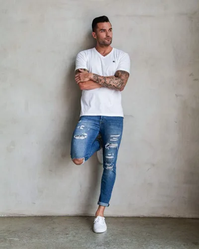 Vista 3 de INTO THE AM - Camisetas de cuello en V para hombre, ultra suaves y modernas.