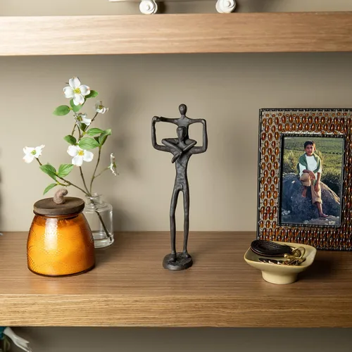 Vista 2 de Danya B. Orgulloso padre sosteniendo niño escultura de hierro contemporánea pequeña estatua decorativa