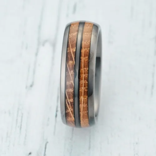 Vista 3 de 100S JEWELRY Anillos de Tungsteno Gris Plomizo para Hombres con Incrustaciones de Veta de Madera de Barril de Whisky, Banda de Grabado de texto