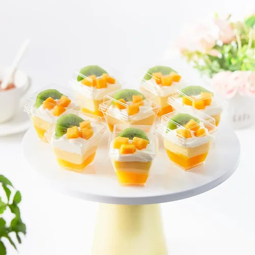 Vista 7 de Mini tazas de postre de 2 onzas con tapas y cucharas, paquete de 100 vasos de plástico para postres pequeños vasos cuadrados para servir fiestas