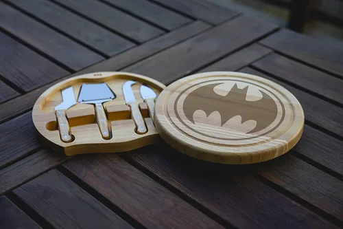 Vista 2 de PICNIC TIME DC Comics Batman Bat Signal - Tabla de queso Circo y juego de cuchillos, regalo de tabla de embutidos con 4 herramientas de acero DC