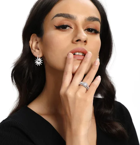 Vista 2 de MDFUN Juego de anillos de compromiso con halo de corazón tres en uno, anillo de compromiso chapado en oro blanco de 18 quilates, circonita cúbica