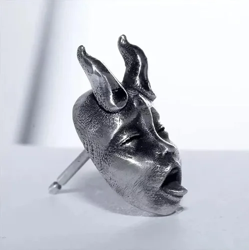 Vista 6 de Pendientes de demonio gótico con máscara de fantasma de diablo Prajna para bebé con cara de bebé, pequeños aretes de terror de Halloween