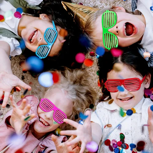 Vista 4 de Paquete de 54 lentes de sol de neón para fiestas, lentes de sol de plástico ranurados para fiestas de los años 80, regalos de fiesta y accesorios