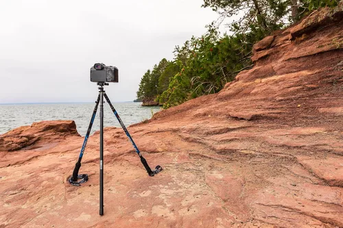Vista 2 de Ultralight Adaptador de trípode de bastón de senderismo de 2.3 oz/67 g solamente – El taburete ULTripod Aluminio – Convierte postes o ramas