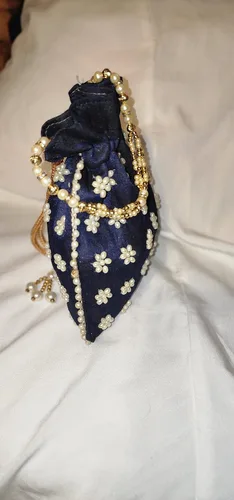 Vista 3 de Bolsa de algodón de seda artística. Esta elegante pieza bordada a mano con perlas alrededor y cuentas funcionan con mango de perla.