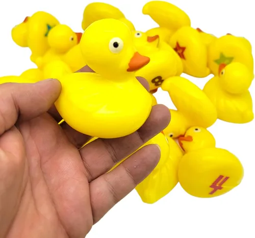 Vista 3 de Juego flotante a juego con peso de patitos amarillos (paquete de 20) Flotador de estanque de patos de plástico. (2.75 pulgadas) Divertido juguete