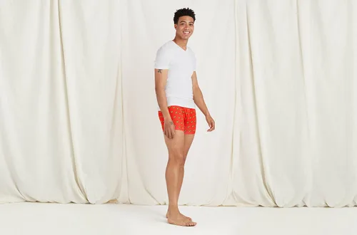 Vista 4 de MeUndies Camiseta elástica de algodón orgánico con cuello en V, tela exclusiva de Tienda
