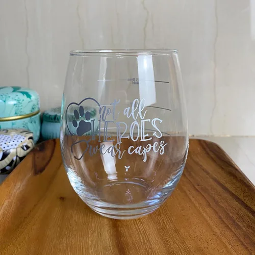 Vista 6 de BAD BANANAS Regalos de tecnología veterinaria y veterinaria – No todos los héroes usan capas – Copa de vino sin tallo de 21 oz – Regalos